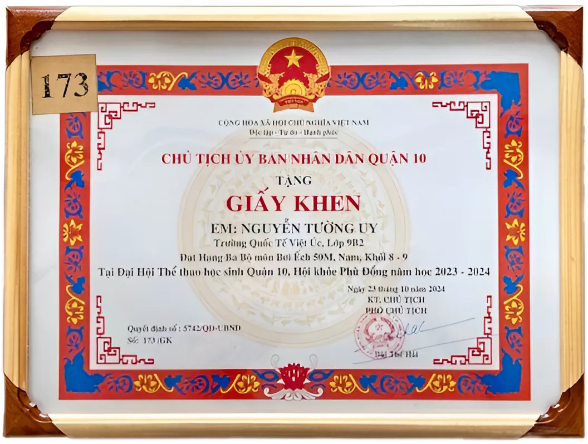 The Chairman of the People's Committee of District 10 (Ho Chi Minh City) commends/awards.